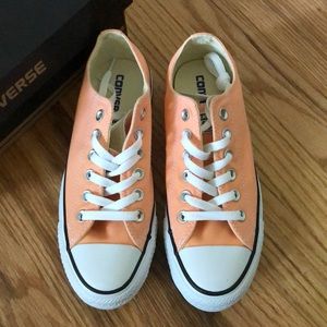 NIB Converse low tops 🌟